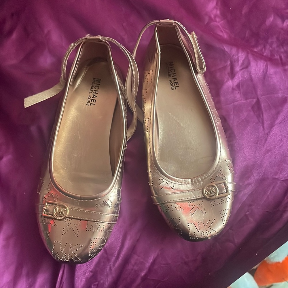 hi! im selling micheal kors dress shoes. these are a kids size 1 worn once.